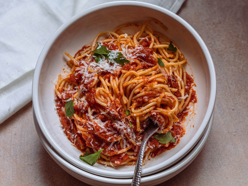 Spaghetti w/ Homemade Tomato Sauce - Siriusly Hungry